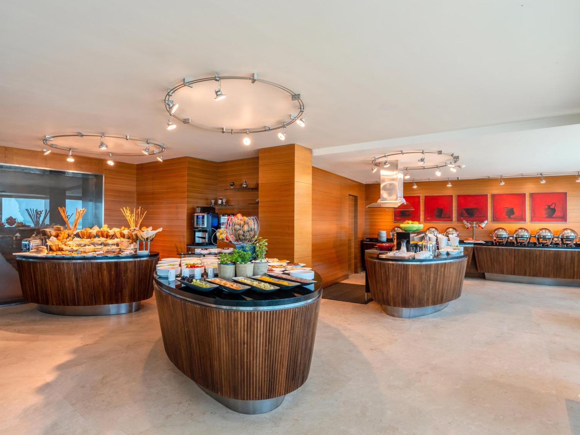Moevenpick Hotel Al Khobar Exterior foto The lounge at the airport